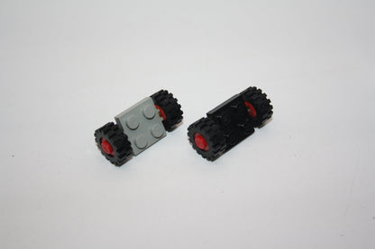 LEGO® - Platte modifiziert 2x2 mit roten Rädern mit schwarzen Reifen 15mm - 122c01assy2 - Reifen/Räder - Reifen/Räder
