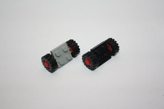 LEGO® - Platte modifiziert 2x2 mit roten Rädern mit schwarzen Reifen 15mm - 122c01assy2 - Reifen/Räder - Reifen/Räder