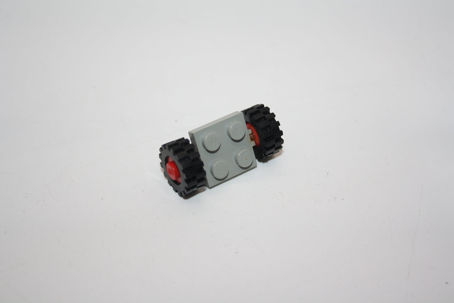 LEGO® - Platte modifiziert 2x2 mit roten Rädern mit schwarzen Reifen 15mm - 122c01assy2 - Reifen/Räder - grau