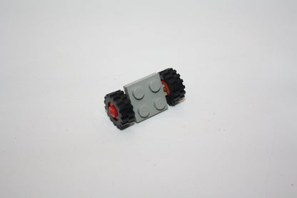LEGO® - Platte modifiziert 2x2 mit roten Rädern mit schwarzen Reifen 15mm - 122c01assy2 - Reifen/Räder - grau