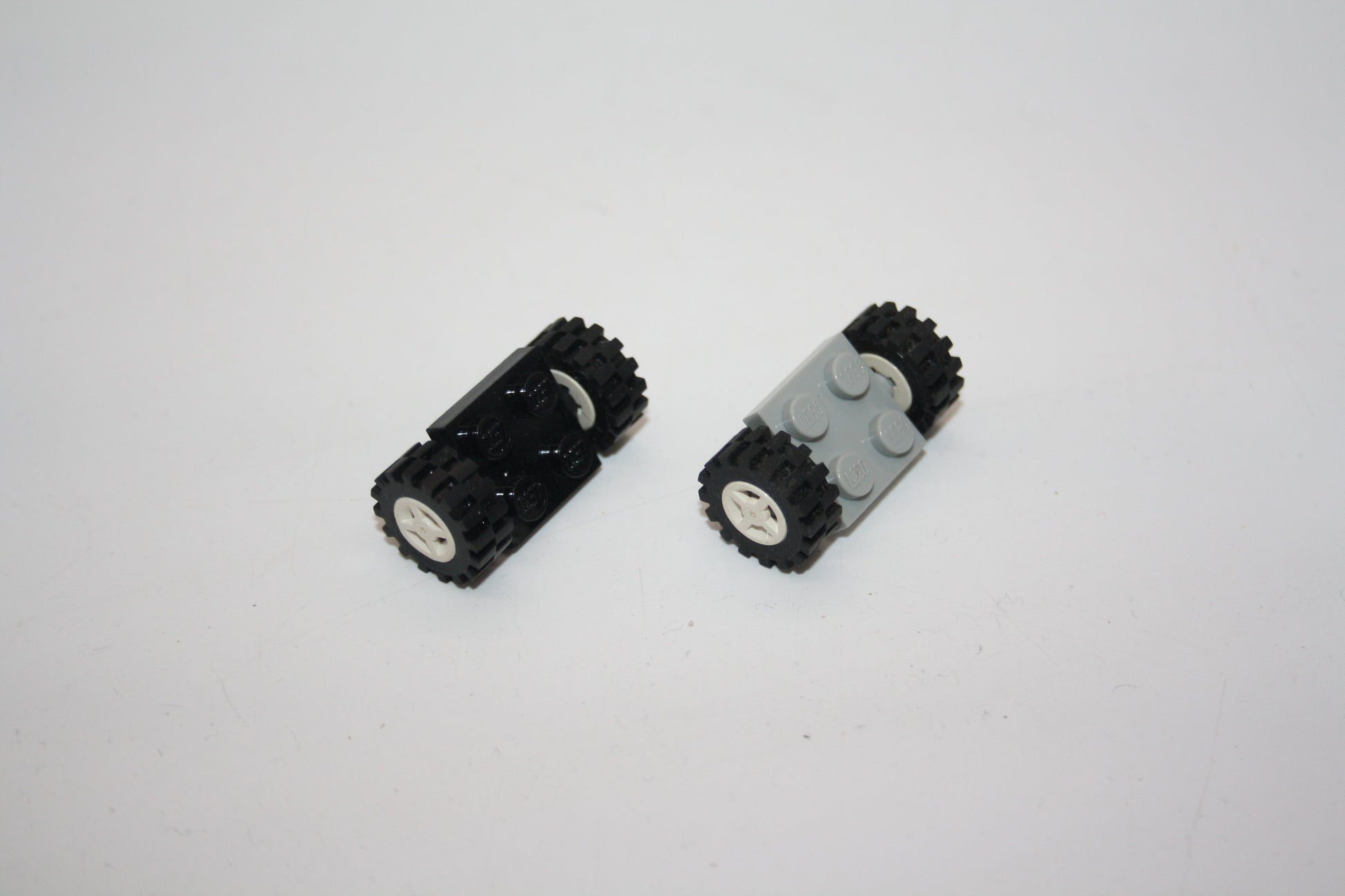LEGO® - Platte modifiziert 2x2 mit weißen Felgen mit schwarzen Reifen 15mm - 122c01 - Reifen/Räder - Reifen/Räder