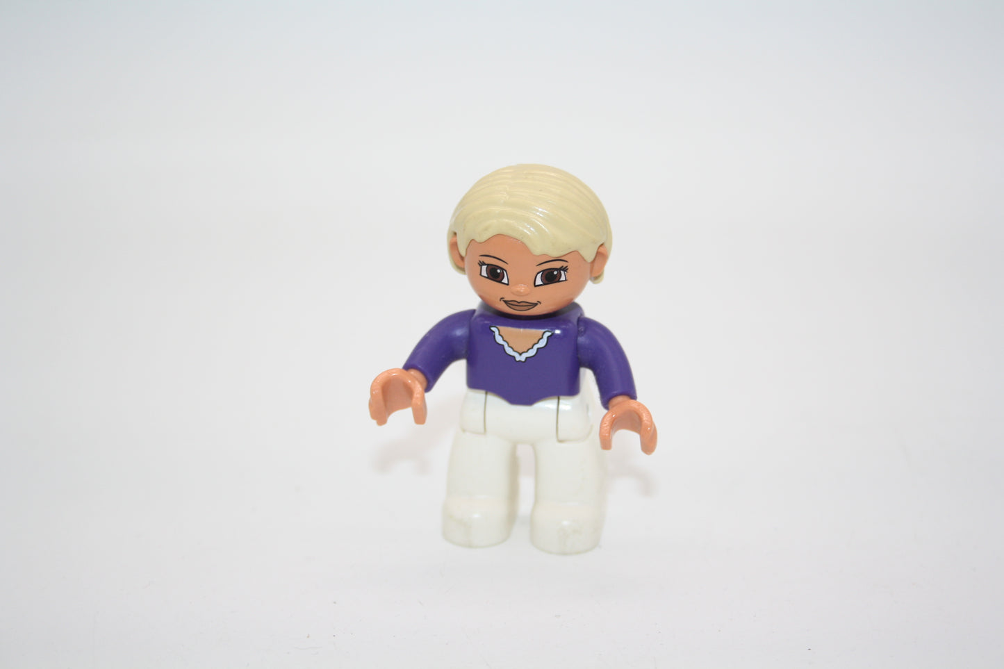 Duplo - Frau - blonde Haare- weiße Hose - lila Oberteil - Figur
