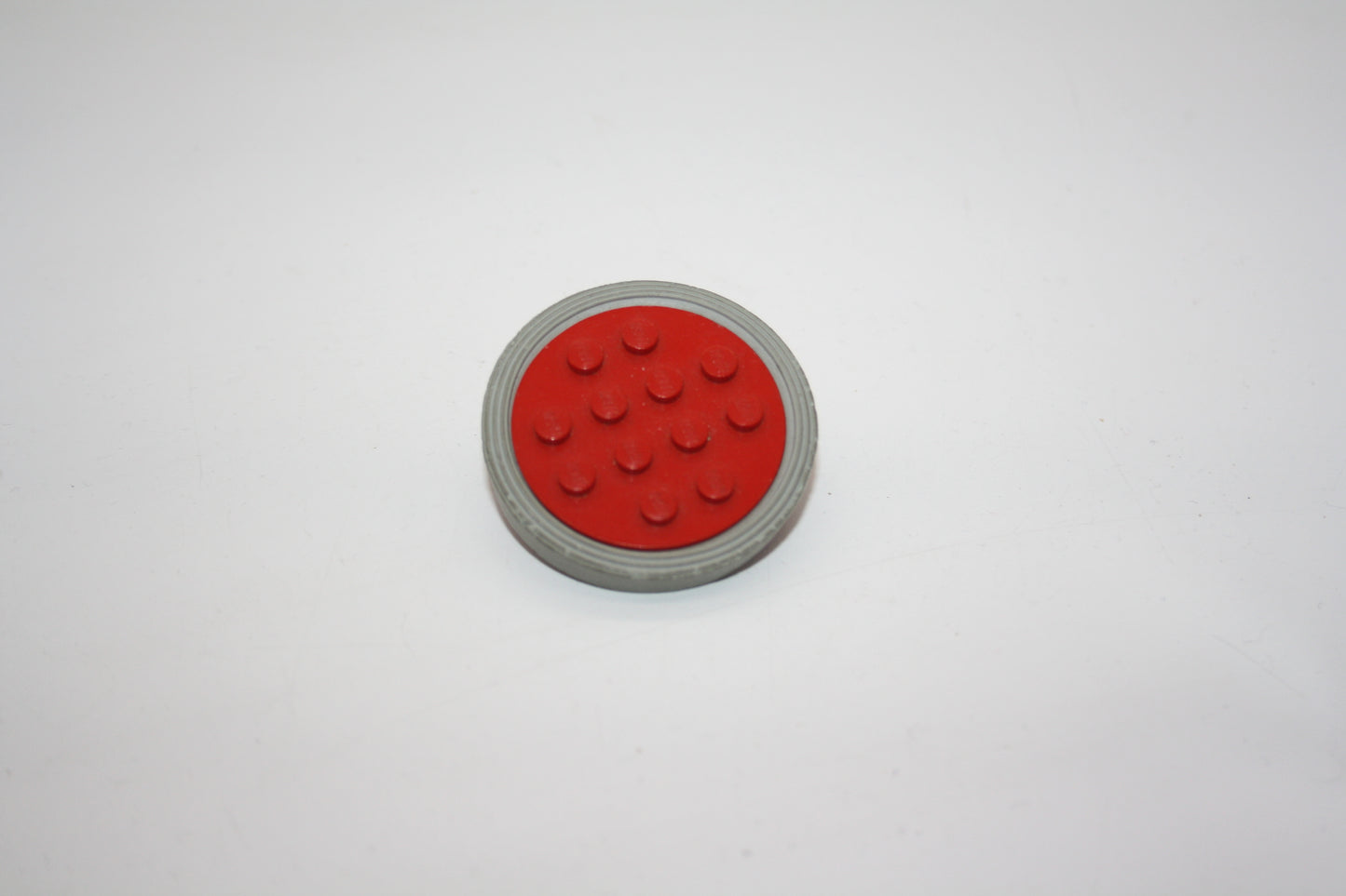 LEGO® - Rad mit 12 Noppen mit hellgrauem Reifen glatt - Groß massiv (715 / 36) - rot - Reifen/Räder