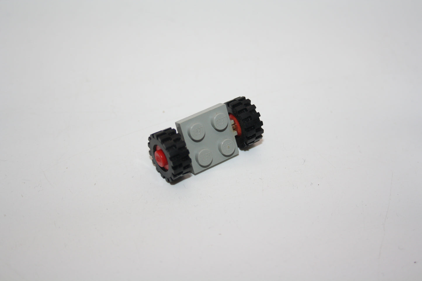 LEGO® - Platte, modifiziert 2x2 mit roten Rädern mit schwarzen Reifen 15mm - 122c01assy2 - Reifen/Räder