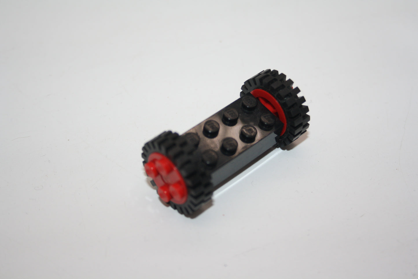 LEGO® - 2x4 Achse mit kleinen Offroad Reifen - 4180c02assy1 - schwarz - Reifen/Räder