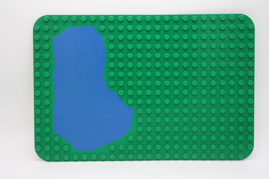 Duplo - Platte m. See/ Wasserstelle (16x38 Noppen) - grün - Bauplatten - Grundplatten