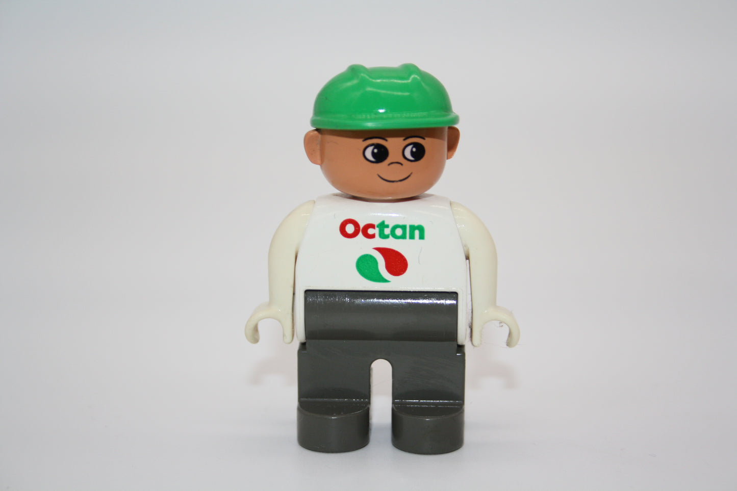 Duplo - Bauarbeiter/Tankwart alt - blaue graue/weißes Oberteil m. Aufschrift Octan/grüner Helm  - Mann - Figur