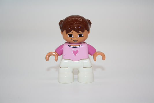 Duplo - braunhaariges Mädchen - Zöpfe - weiße Hose/pinker Pulli m. Herz auf Brust - Figur