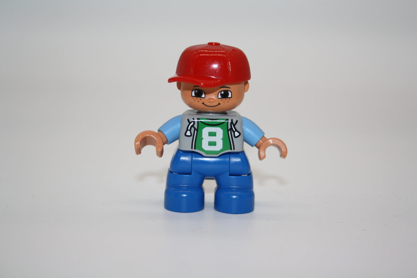 Duplo - Junge - blaue Hose/rote Cappy - 8 auf Jacke - Figur