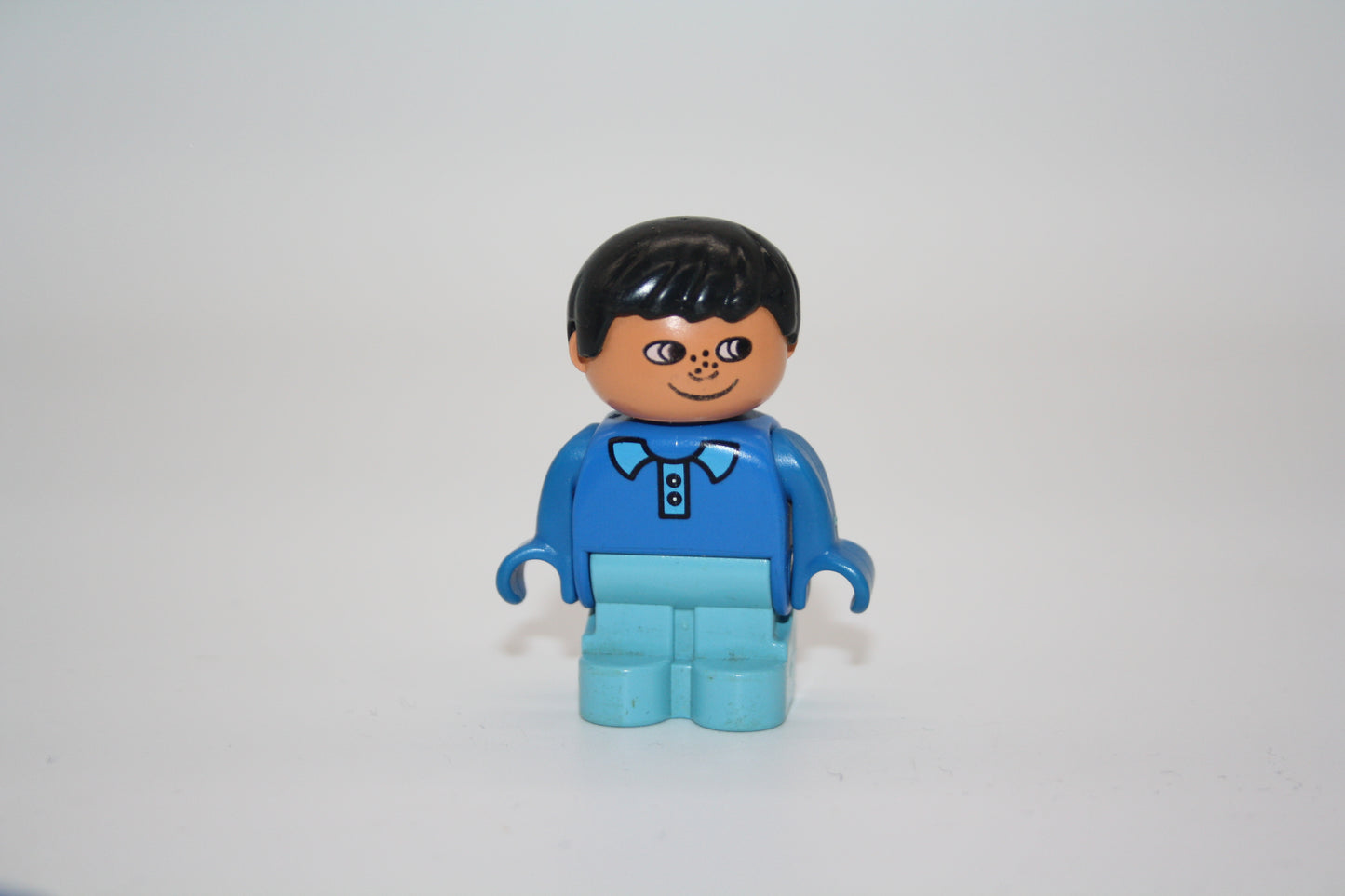 Duplo - Junge - schwarze Haare/hellblaue Hose/blaues Oberteil - Jakob - Figur
