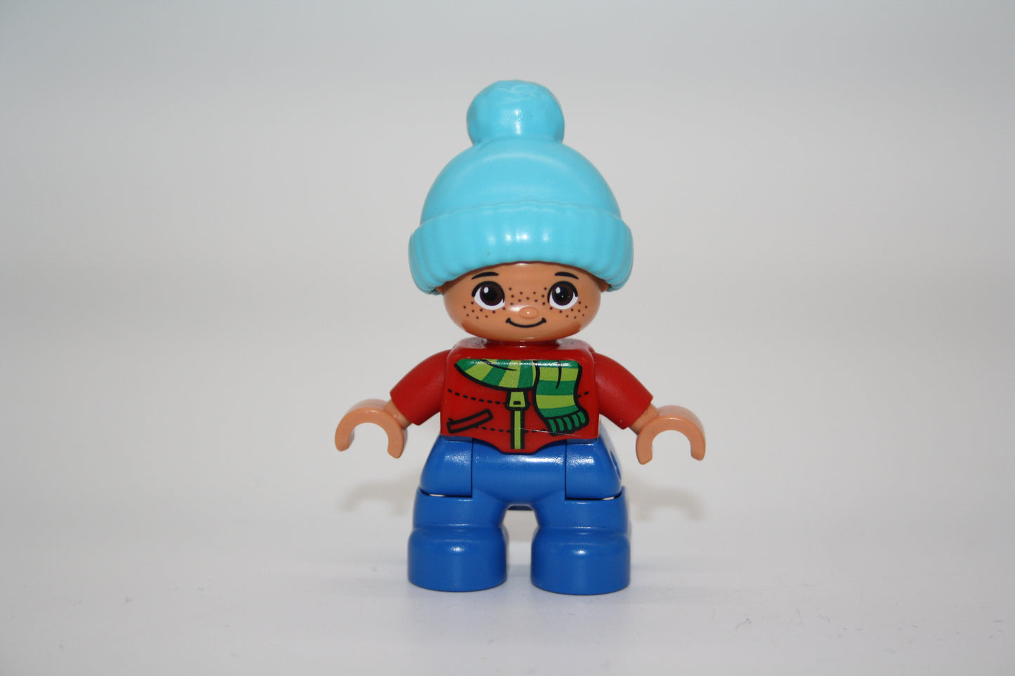 Duplo - Junge - Wollmütze - blaue Hose/rote Jacke - Figur