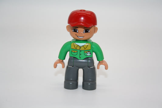 Duplo - Mann - graue Hose/grünes Oberteil/rote Cappy - Mann - Figur