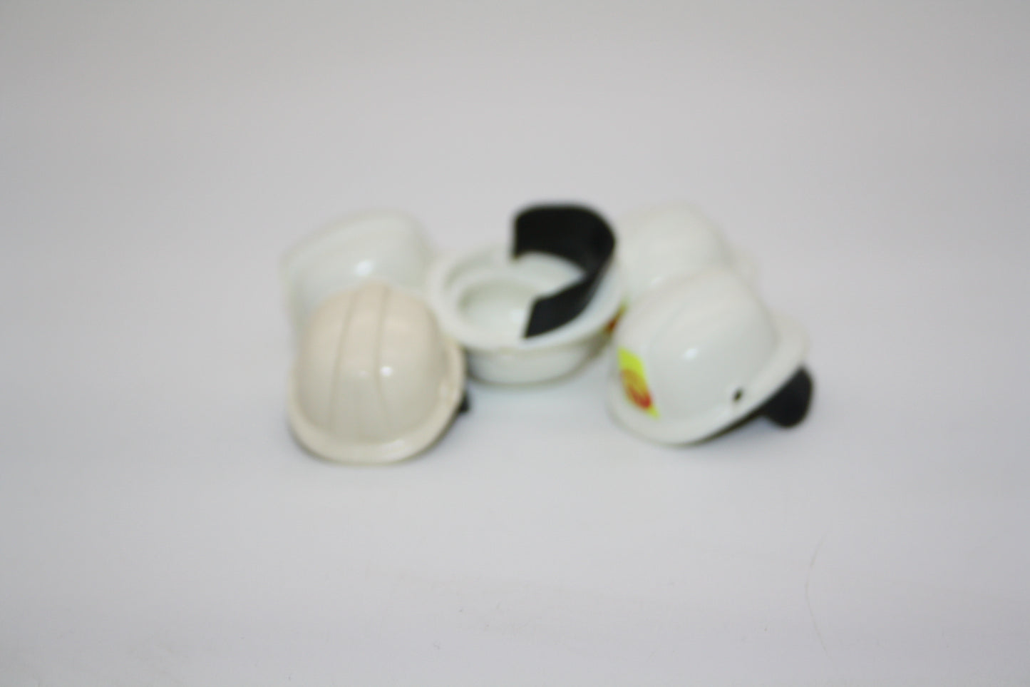 Playmobil® - 5x Feuerwehrhelme/Schutzhelme ohne Visiere - Zuf. abgepackt.