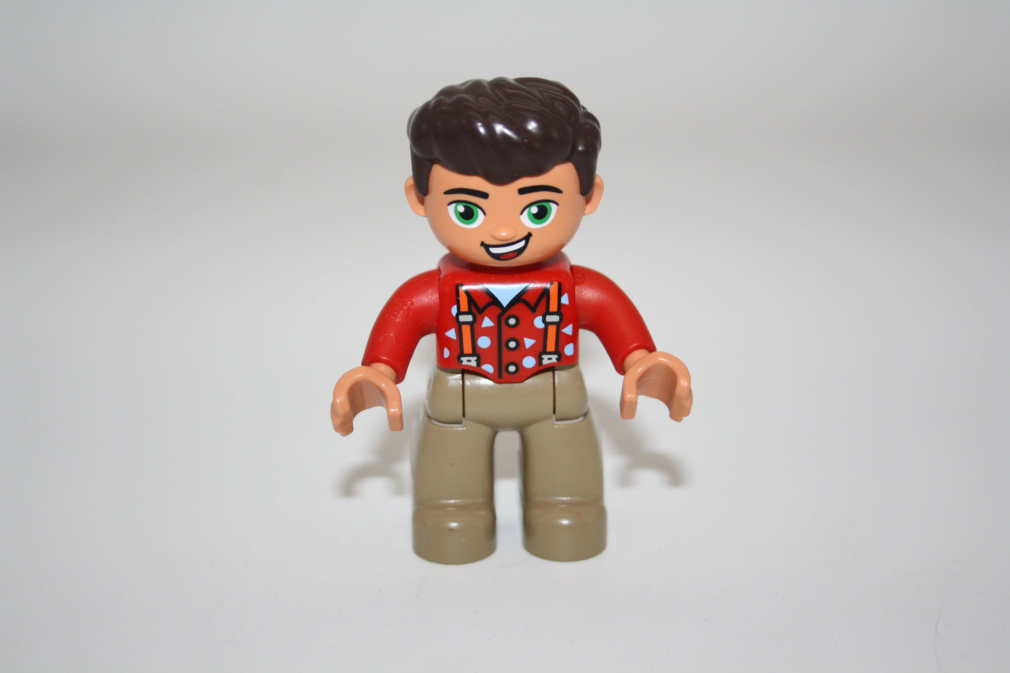 Duplo - Mann - beige Hose/rotes Hemd m. Hosenträger - Figur