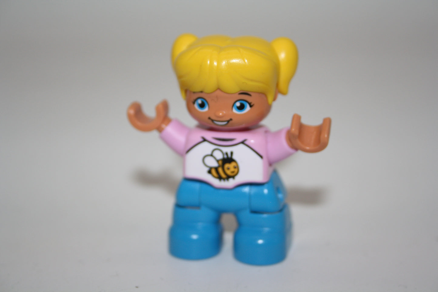 Duplo - Mädchen - blonde Haare - hellblaue Hose/weißer-rosa Pulli mit Biene - Figur