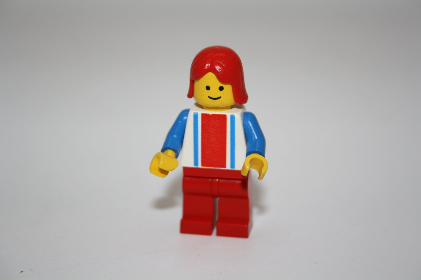 LEGO® System - Frau mit rot&blauen Balken auf Oberteil - rote Hose - gestreiftes Oberteil - Minifigur - aus 6399 Monorail Airport Schuttle
