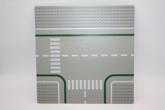 LEGO® - 32x32 Straßenplatte T-Kreuzung mit grünen und weißen Linien - grau -  608p01 - Platten - Base Plate